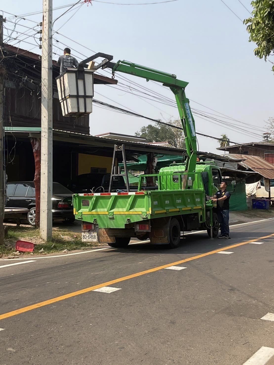 กองช่างและสำนักปลัดเทศบางตำบลนาวัง ออกดำเนินการย้ายโคมไฟ