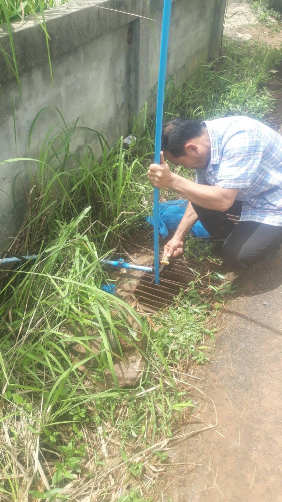 กองช่างและสำนักปลัดเทศบาล ดำเนินการการซ่อมประปาท่อแตกบริเวณ บ้านนาโพธิ์ ม.6 และบ้านโคกเจริญ ม.11 ต.นาวัง